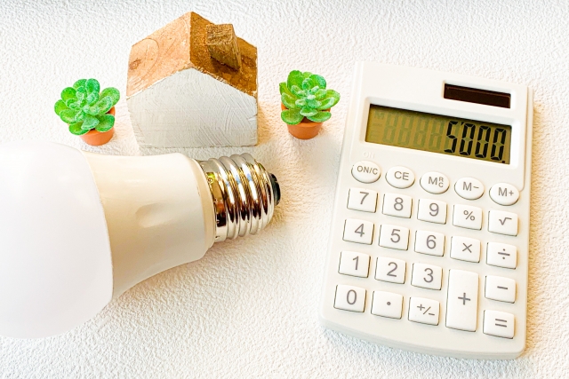 家の模型と電卓