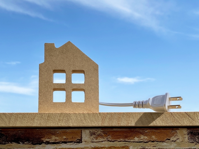 家の模型と電源プラグ